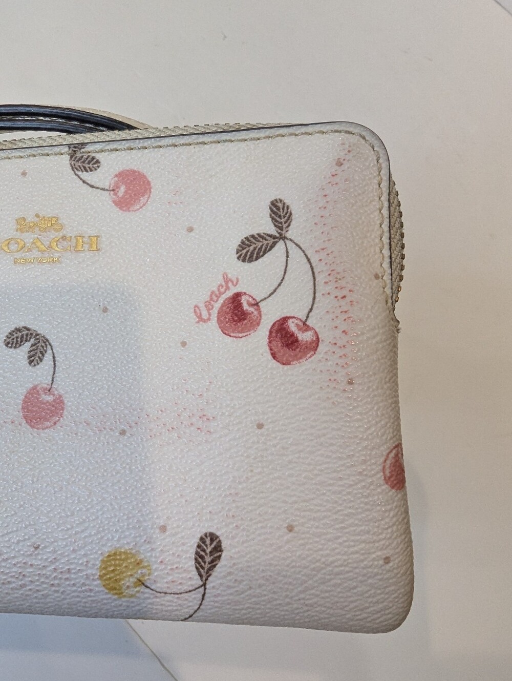 Coach Cream And Painted Cherry Wristlet With Gold Logo - Picture 2 of 6